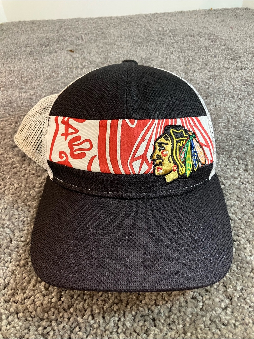 Chicago Blackhawks NHL Reebok Black White Red Mesh Trucker Hat Cap-One Size